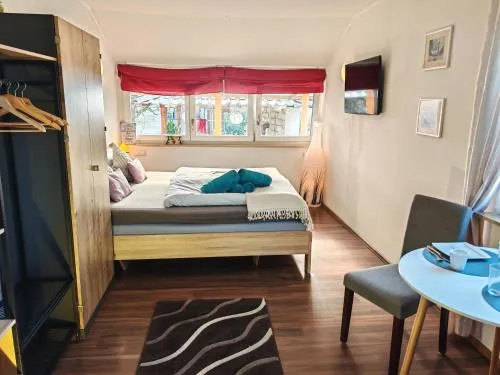 Gemütliches Zimmer mit eigenem Bad und Blick ins Grüne in Hochdorf-Assenheim, Deutschland