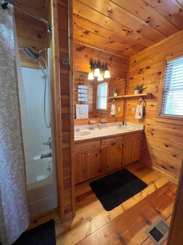 Discover tranquility at Hidden Oasis a charming home nestled in serene Cherry Log Mountain - image 2