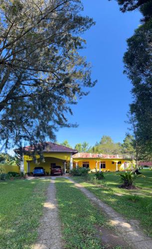 Propiedad entera, privada con piscina in Zambrano