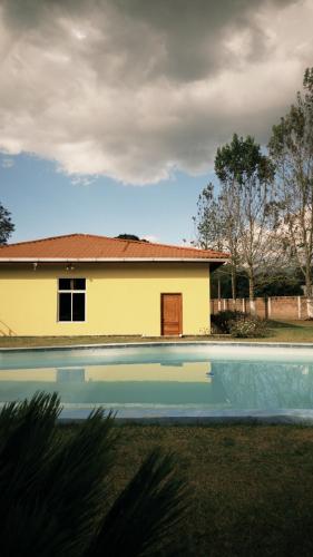 Propiedad entera, privada con piscina in Zambrano