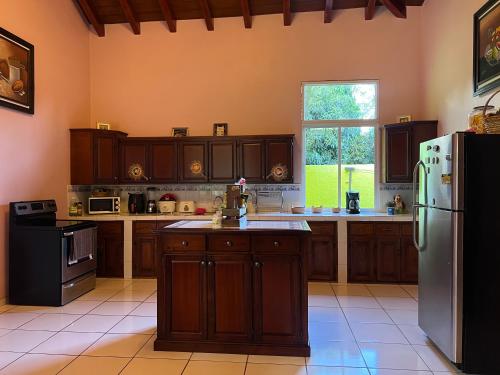 Propiedad entera, privada con piscina in Zambrano