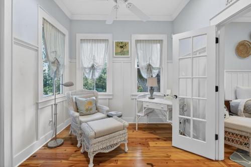 Village Oaks Cottage - image 3