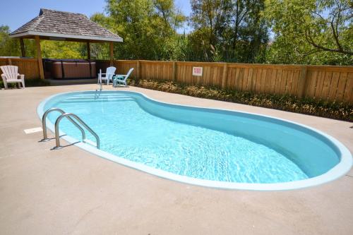 Windhaven - Corolla Whalehead Beach 400 Yds Pool Hot Tub Tiki Bar Pets OK Flex Stays - image 4