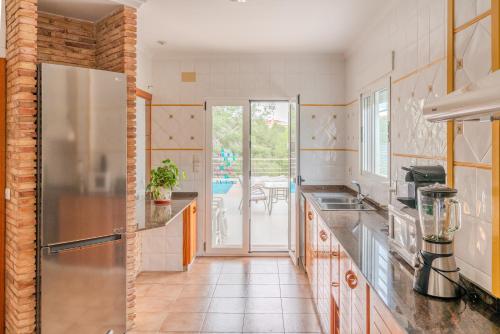 virtuve, Villa Azahar - Mediterranean Retreat in Benifaio