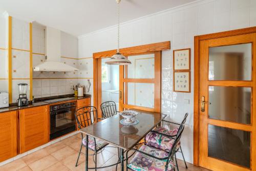 virtuve, Villa Azahar - Mediterranean Retreat in Benifaio