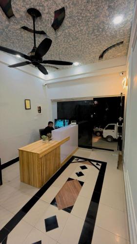 Paradise hotel - main image