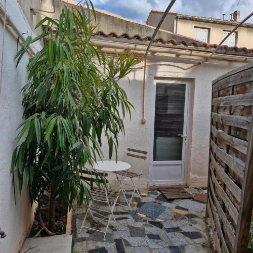 Maisonnette 20 m2 avec cour gîte à louer Marseille 10