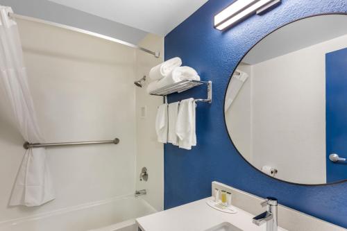 Super 8 by Wyndham Chicago IL - image 3