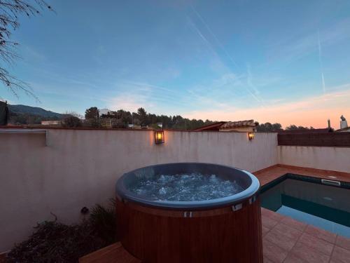 Pezsgőfürdő, Casa Marèlia, Costa Daurada Rural (Casa Marelia, Costa Daurada Rural) in Vilanova d'Escornalbou
