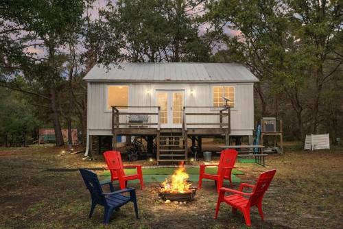Awendaw Retreat 2 BR Cottage BBQ & Fire Pit