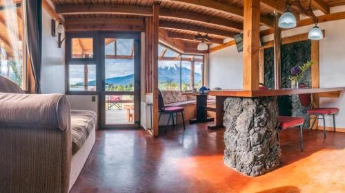 Cabañas Martina Bungalows 3 con vista a volcanes l Frente al Lago Llanquihue l Piscina temperada y tinaja TV y WiFi l Hasta 6 personas