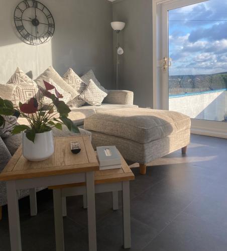 Number Forty Two, Portsoy - A 3 bedroom cottage with sea views in Портсой