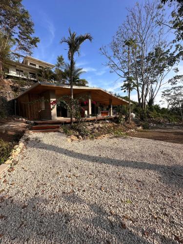 Concrete Jungle Studio with Outdoor Kitchen 4 Min to Beach in Santa Teresa