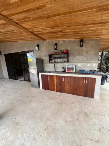 Concrete Jungle Studio with Outdoor Kitchen 4 Min to Beach in Santa Teresa