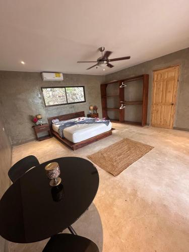 Concrete Jungle Studio with Outdoor Kitchen 4 Min to Beach in Santa Teresa