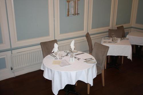 East Cliff Cottage Hotel - image 3
