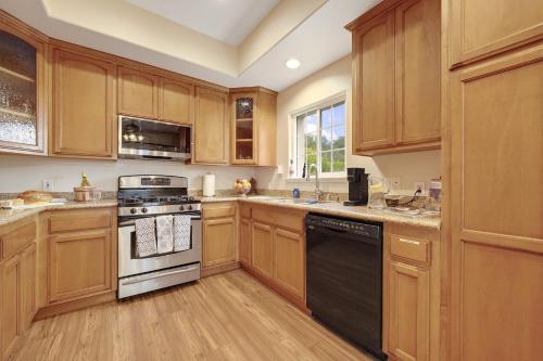 Kitchen, Healdsburg Wine Country Retreat with Private Patio, Fire Pit & Vineyard Views in Windsor (CA)