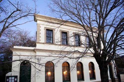 ทางเข้า, Provenance Accommodation in บีชเวิร์ธ