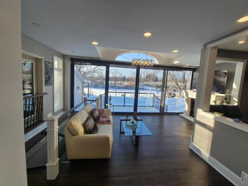 Picturesque Luxury Waterside Villa - Niagara Falls