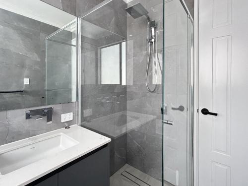 Spacious 4 bed home with open plan living - image 4