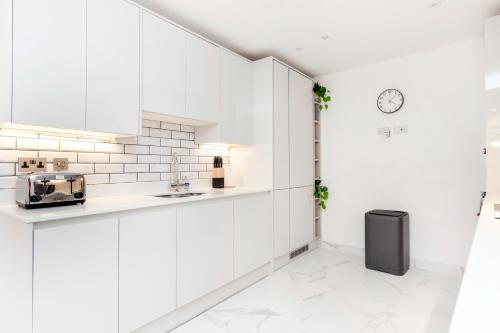 Beautiful 3-Bedroom House on the Edge of Hyde Park - image 12