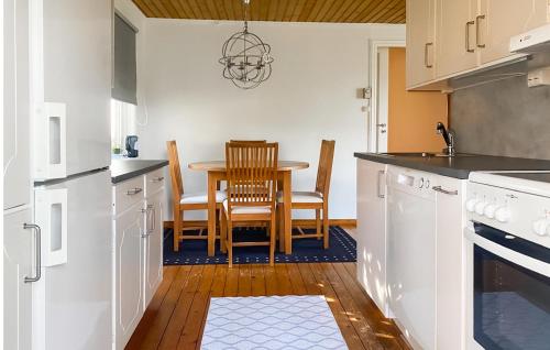 virtuve, 3 Bedroom Nice Home In Väröbacka (3 Bedroom Nice Home In Varobacka) in Bua (Halland)