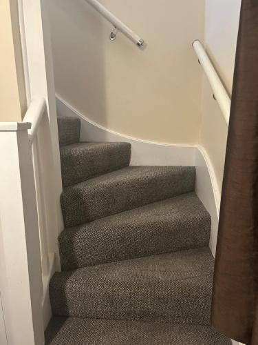 Cosy Family Home With Full Amenities - image 5