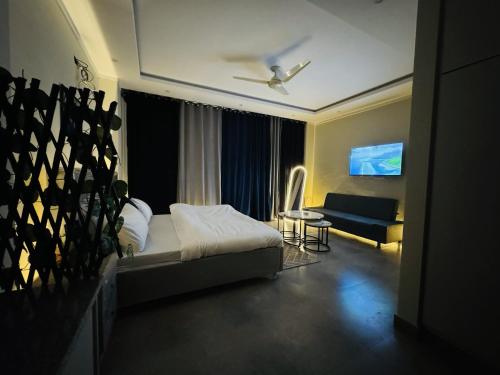 E Tesoro Stays - Luxury Apartment Near Airport ISB - image 10