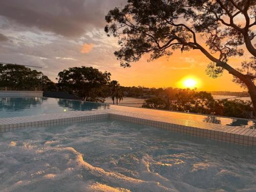 Luxe One Bedroom Infinity Pool & Harbour Views in Hunters Hill