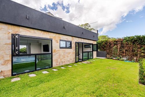 Luxe One Bedroom Infinity Pool & Harbour Views in Hunters Hill