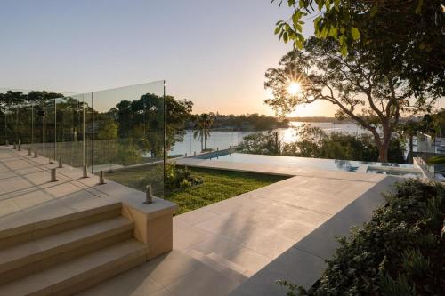 Luxe One Bedroom Infinity Pool & Harbour Views in Hunters Hill