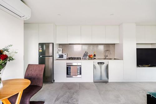 Luxe One Bedroom Infinity Pool & Harbour Views in Hunters Hill