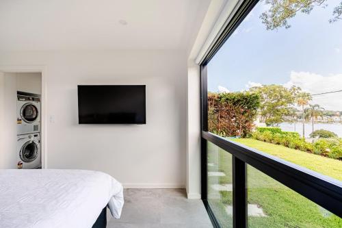 Luxe One Bedroom Infinity Pool & Harbour Views in Hunters Hill