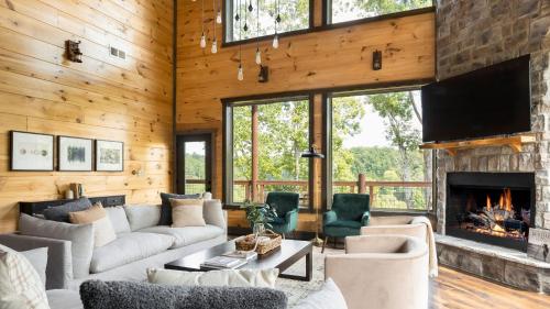 Copperhead by AvantStay Treetop Haven w Indoor pool Home Theatre Game Room in Sevierville, USA
