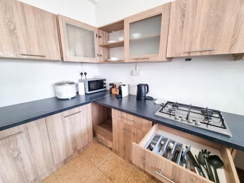 Dapur, CityCenter Rooms Next to the Beach in Larnaca