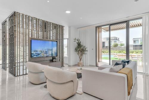 Palm Hills 5BR Luxury Villa with Private Pool & Maids Room - image 14