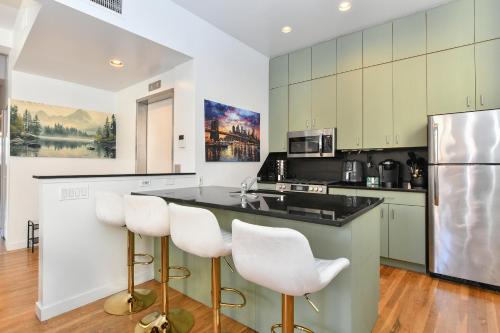 Exquisite Urban Oasis: Luxury 1 Bedroom Retreat in Downtown Manhattan in New York, USA