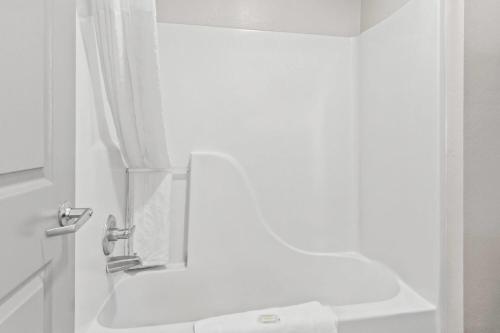 Days Inn by Wyndham Ocean Springs - image 24