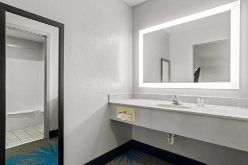 Days Inn by Wyndham Ocean Springs - image 36