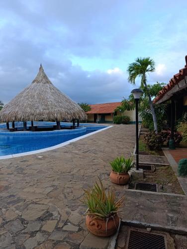 2 aptos 8 y 6 pax, nuevo, piscina, Pampatar, Margarita in Margarita Island