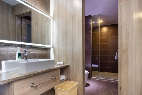 room detail thumbnail 2