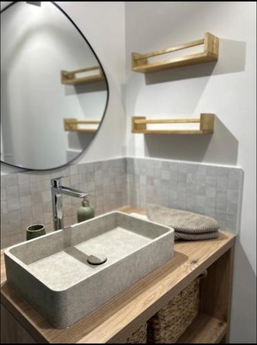 Bathroom, Lumineux et calme avec terrasse - parking gratuit in Aiguerelles