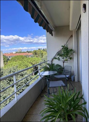 Balcony/terrace, Lumineux et calme avec terrasse - parking gratuit in Aiguerelles