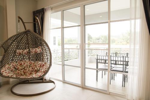 Balcony/terrace, ไร่ทิพย์โอชาคีรี ฟาร์มสเตย์ ป่าละอู in Palau