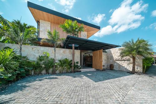 Casa Alyce - Masterpiece 5BR Tropical Dream Villa in Umalas - image 5