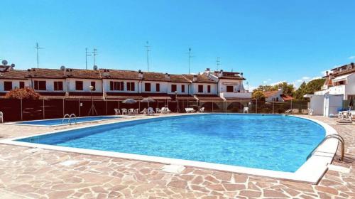 Úszómedence, GuestHost - Parco del Sole Residence Flat with Terrace in Lido di Pomposa