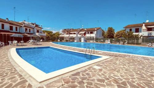 Úszómedence, GuestHost - Parco del Sole Residence Flat with Terrace in Lido di Pomposa