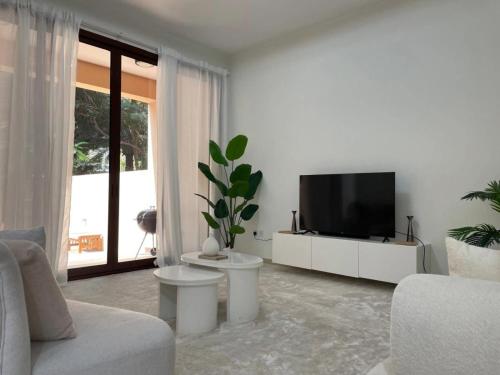 Luxury 4BR Townhouse with Maids Room in Jumeirah Island - image 11