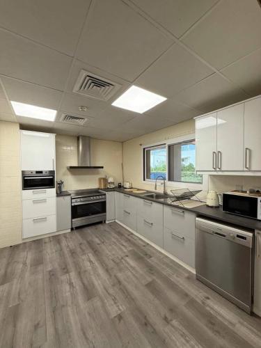 Luxury 4BR Townhouse with Maids Room in Jumeirah Island - image 5