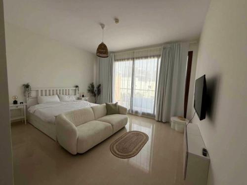 Luxury 4BR Townhouse with Maids Room in Jumeirah Island - main image